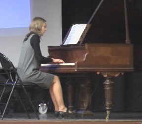 ... et le professeur au piano