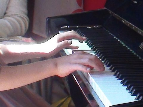 Mains de jeune pianiste