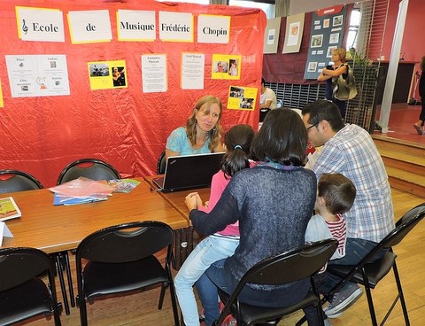 Anne-Sophie sur le stand de l'Ecole de Musique Frédéric Chopin