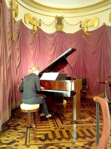 Anne-Sophie au piano du Pavillon d'Artois (2)