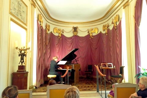 Anne-Sophie au piano du Pavillon d'Artois