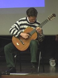 Le président de l'Ecole à la guitare...